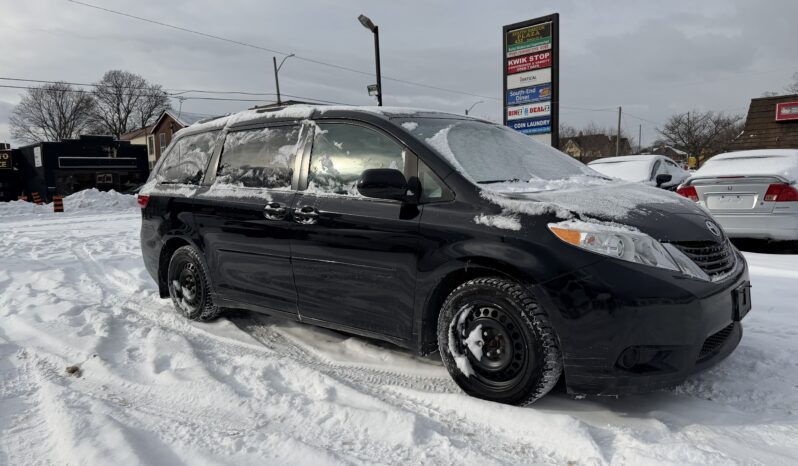 
								2017 Toyota Sienna full									