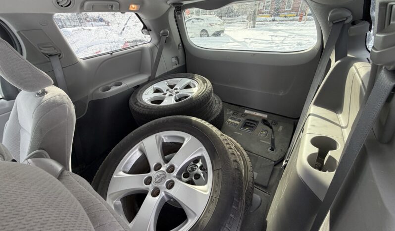 
								2017 Toyota Sienna full									