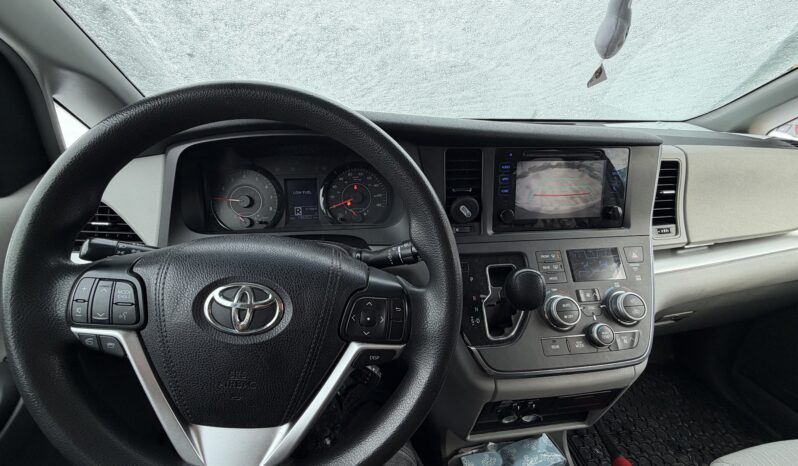 
								2017 Toyota Sienna full									