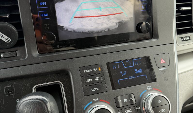 
								2017 Toyota Sienna full									