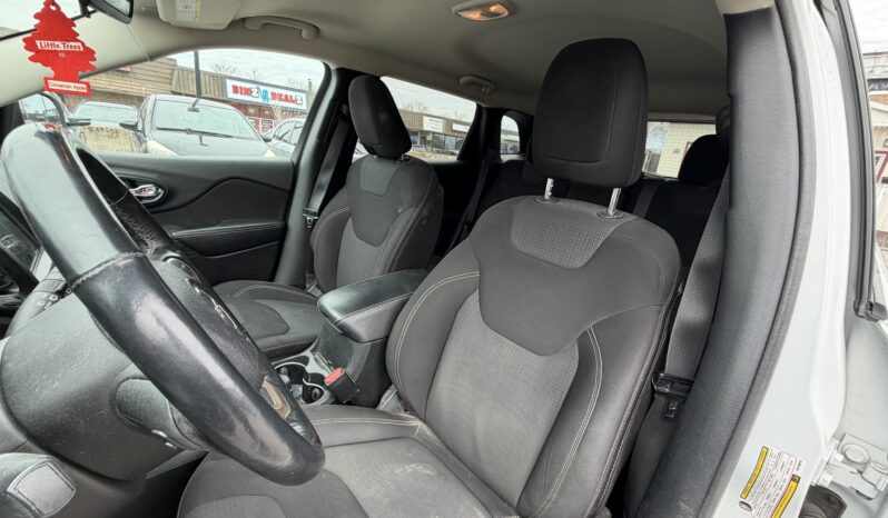 
								2015 Jeep Cherokee Latitude full									